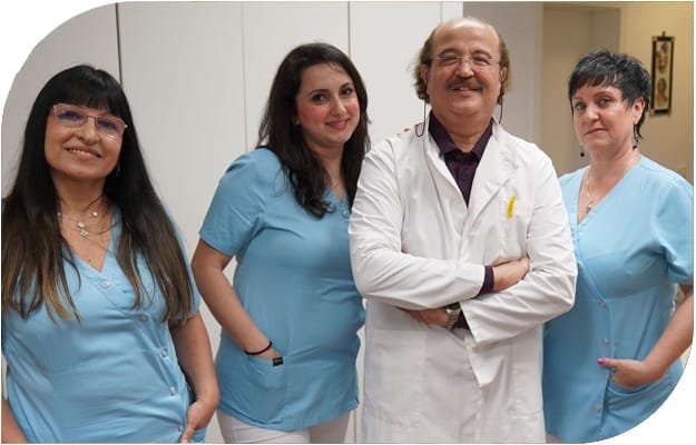 Dr. Elseweifi mit seinem Praxisteam